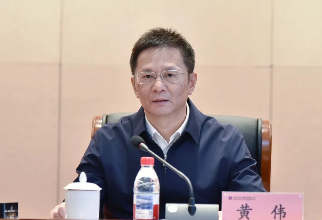 0?wx_fmt=jpeg&from=appmsg 黄伟_副本.jpg